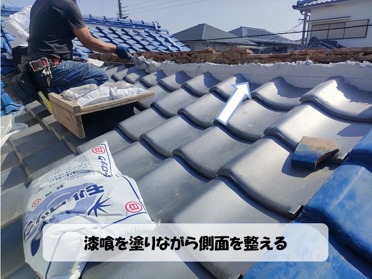 阪南市　漆喰を塗りながら側面を整える